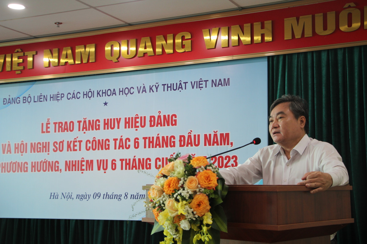 Dang uy VUSTA trao Huy hieu Dang cho 23 dang vien