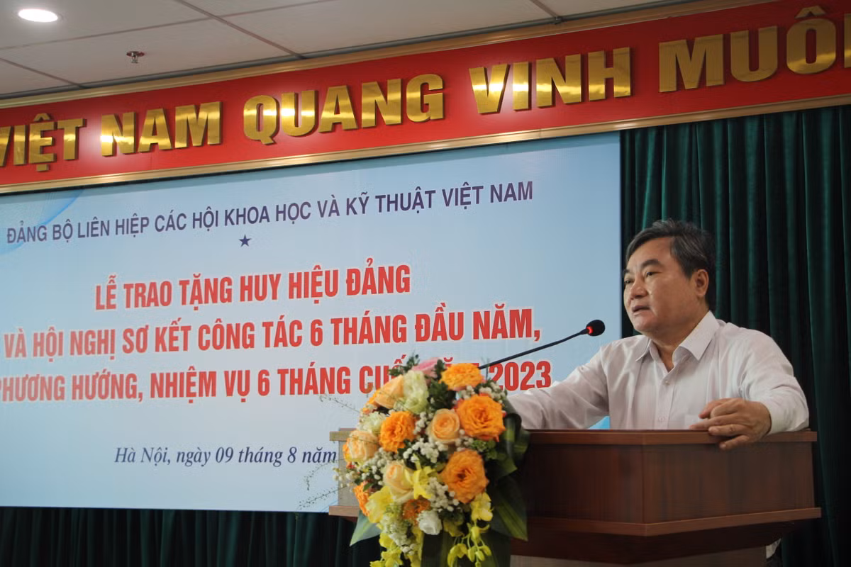 Dang uy VUSTA trao Huy hieu Dang cho 23 dang vien