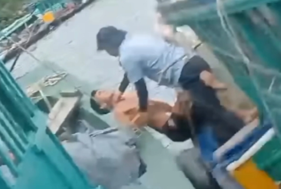 Cán bộ Ban Quản lý vịnh Hạ Long đánh ngư dân? Can bo Ban Quan ly vinh Ha Long danh ngu dan?