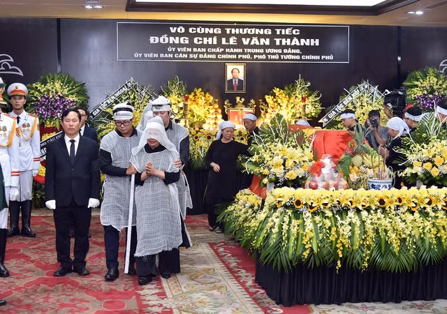 Cả cuộc đời học tập, cống hiến, phục vụ cho sự nghiệp cách mạng của Đảng, của dân tộc và công cuộc xây dựng, bảo vệ Tổ quốc; dù ở cương vị công tác nào đồng chí Lê Văn Thành luôn là tấm gương sáng về bản lĩnh chính trị, tinh thần tiên phong đổi mới, dám nghĩ, dám làm, dám chịu trách nhiệm, tận tụy phụng sự Tổ quốc, phục vụ Nhân dân, đồng chí được tổ chức tin tưởng, đồng nghiệp yêu mến, kính trọng. Ảnh VGP/Đức Tuân.