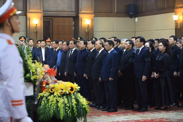 Đồng chí Lê Văn Thành, Ủy viên Trung ương Đảng các khóa XII, XIII, Ủy viên Ban cán sự đảng Chính phủ, Phó Thủ tướng Chính phủ; nguyên Bí thư Thành ủy, Chủ tịch Ủy ban nhân dân, Chủ tịch Hội đồng nhân dân thành phố Hải Phòng; Đại biểu Quốc hội khóa XII. Sau một thời gian lâm bệnh nặng, mặc dù đã được Đảng, Nhà nước, tập thể các giáo sư, bác sĩ và gia đình tận tình chăm sóc, cứu chữa, song do bệnh nặng, Đồng chí đã từ trần hồi 20 giờ 20 phút, ngày 22/8/2023 (tức ngày 07 tháng 7 năm Quý Mão) tại nhà riêng số 217, phố Lạch Tray, quận Ngô Quyền, thành phố Hải Phòng, hưởng thọ 61 tuổi. Ảnh VGP/Đức Tuân.