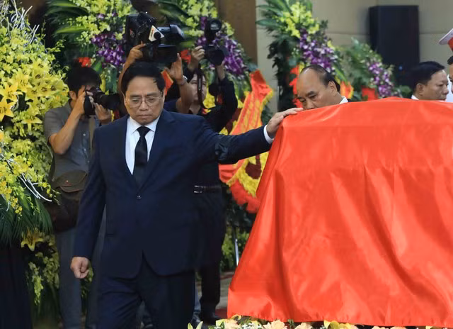 Đồng chí là Đảng viên cách mạng kiên trung, không ngừng phấn đấu, học tập và làm theo tư tưởng, đạo đức, phong cách Hồ Chí Minh; là tấm gương về cần, kiệm, liêm, chính, chí công vô tư; giữ gìn sự đoàn kết, thống nhất trong Đảng, luôn sống, lao động cống hiến cho sự nghiệp chung, đặt lợi ích của Đảng, Tổ quốc và Nhân dân lên trên hết, trước hết. Ảnh VGP/Đức Tuân.