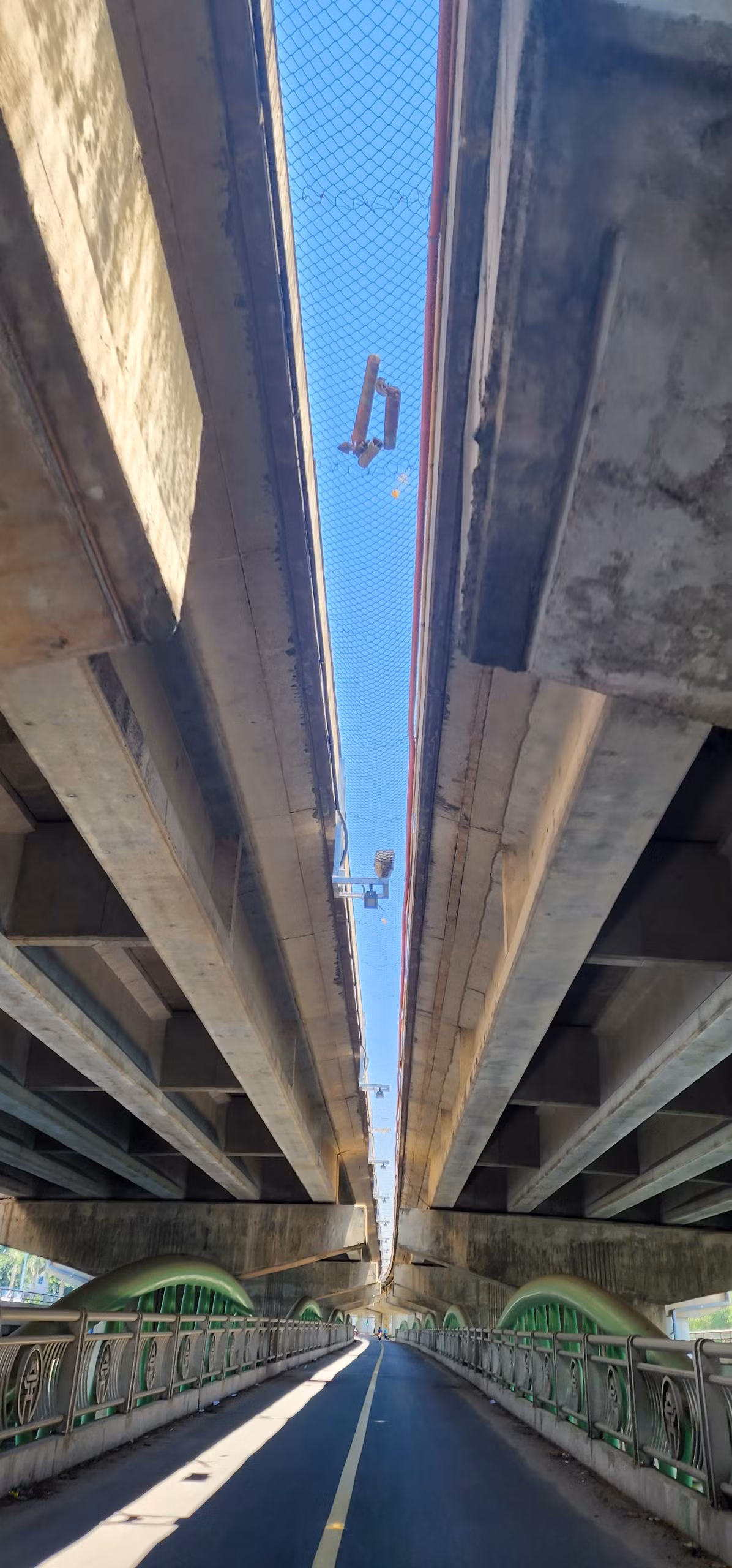 Do lưới an toàn không được nhỏ khít nên vẫn có những "vật thể lạ" rơi xuống cầu.