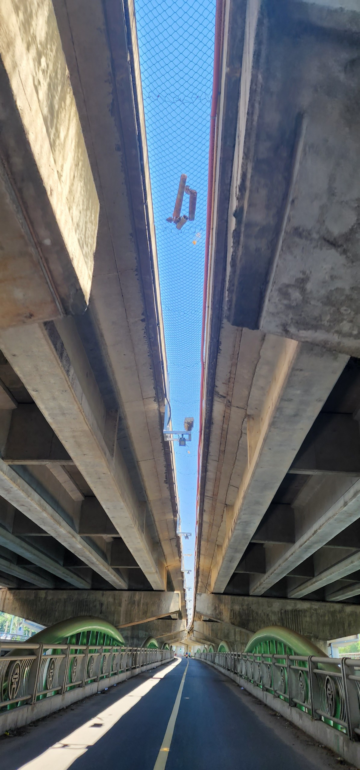 Do lưới an toàn không được nhỏ khít nên vẫn có những "vật thể lạ" rơi xuống cầu.