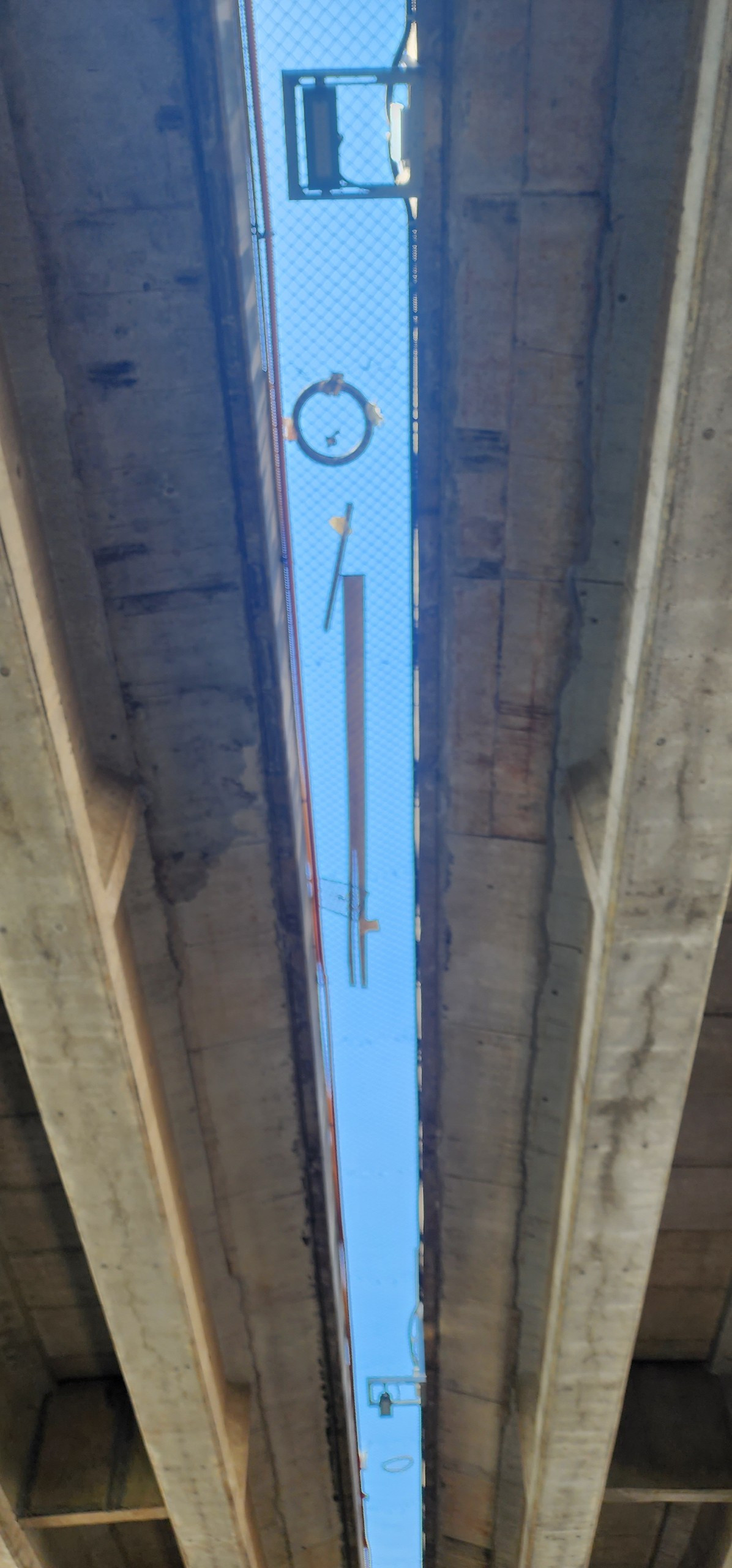 Lưới an toàn thành nơi chứa rác.