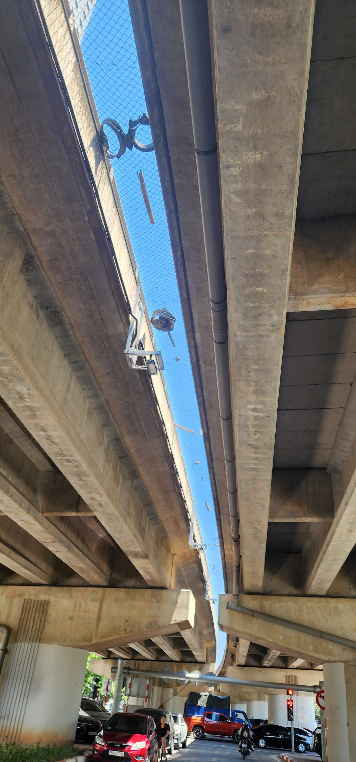 Cầu vòm sắt vượt hồ Linh Đàm nằm trong lòng gầm cầu cạn Vành đai 3 đang rơi vào tình trạng mất vệ sinh môi trường, mỹ quan đô thị khi rác thải và vật cứng bủa vây.