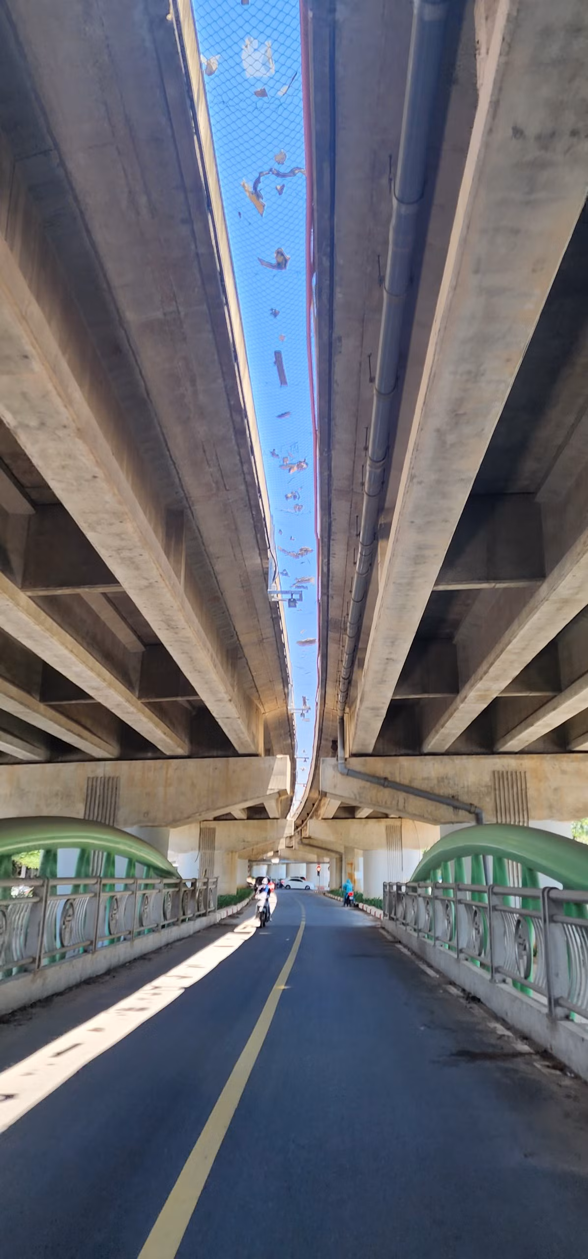 Nhìn từ cầu vòm lên trên là cả một bầu trời đầy rác.