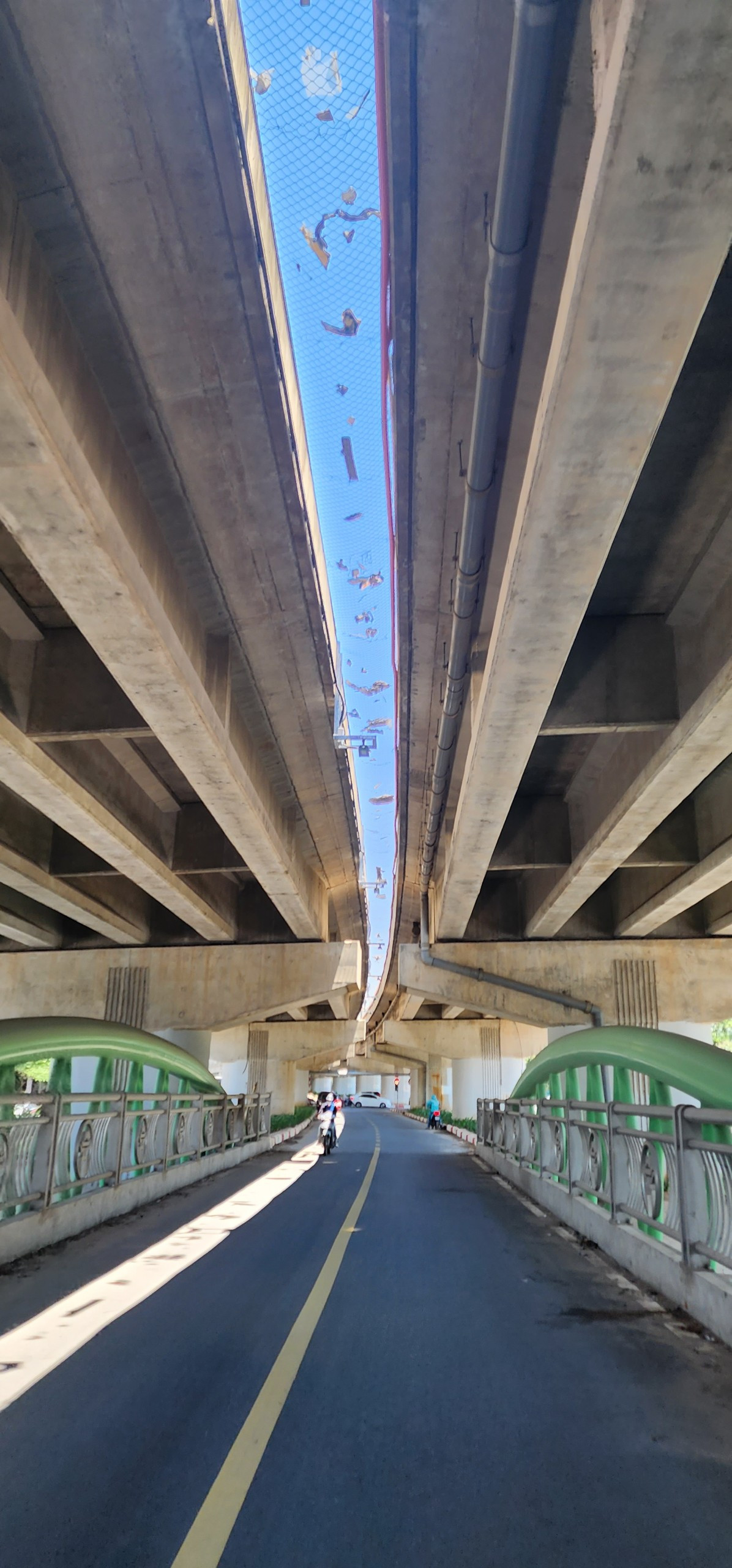 Nhìn từ cầu vòm lên trên là cả một bầu trời đầy rác.