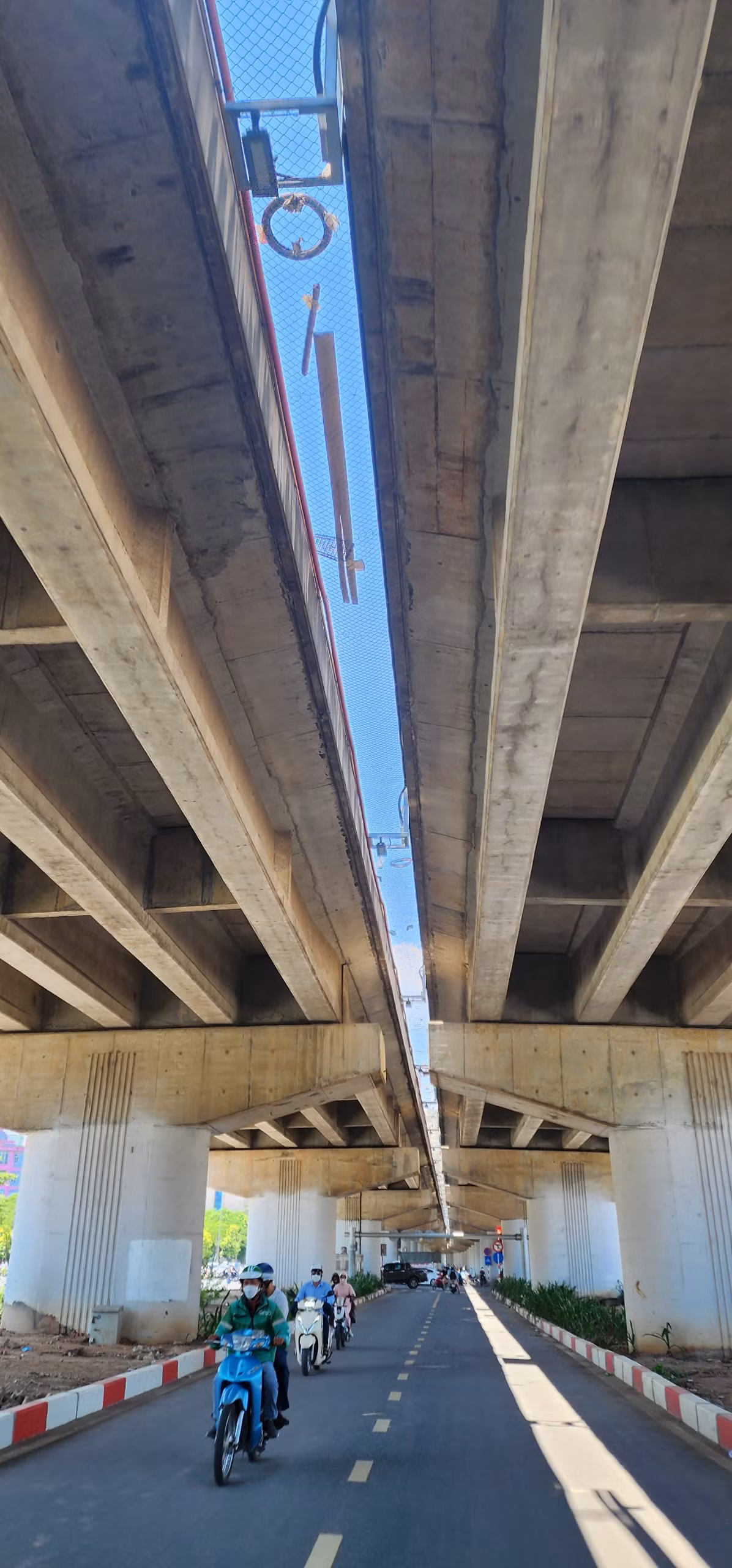 Ngày 30/12/2020, Ban quản lý dự án đầu tư xây dựng công trình giao thông TP.Hà Nội đã có quyết định số 871/QĐ-BQCTGT về việc phê duyệt kết quả lựa chọn nhà thầu gói thầu số 12. Đơn vị trúng thầu là liên danh CTCP - Tổng công ty cơ khí xây dựng Thăng Long và công ty cổ phần xây dựng Xuân Quang. Giá trúng thầu là hơn 52 tỷ đồng.