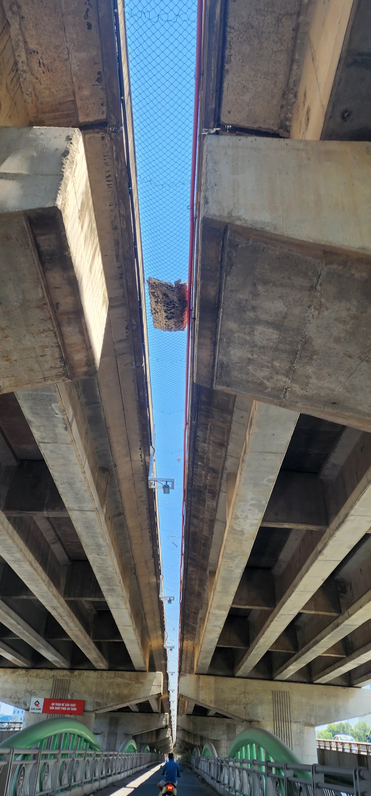 Tìm hiểu của PV Báo Tri thức và Cuộc sống, sau khi thông xe dự án cầu cạn Vành đai 3 đi thấp vượt hồ Linh Đàm vào tháng 10/2020, UBND TP. Hà Nội đã điều chỉnh bổ sung thêm hạng mục cầu cạn vòm sắt đi vượt hồ Linh Đàm dưới đường Vành đai 3 dành cho xe máy.