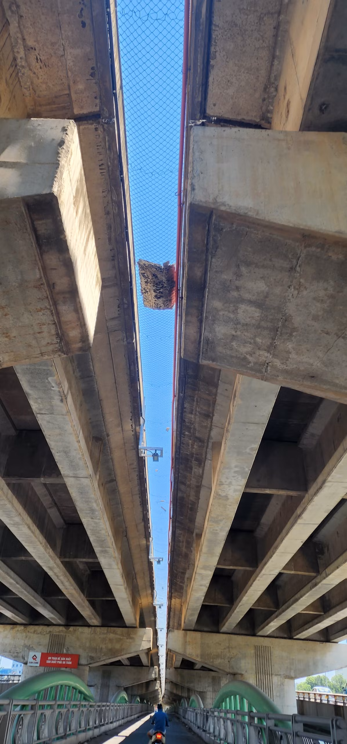 Tìm hiểu của PV Báo Tri thức và Cuộc sống, sau khi thông xe dự án cầu cạn Vành đai 3 đi thấp vượt hồ Linh Đàm vào tháng 10/2020, UBND TP. Hà Nội đã điều chỉnh bổ sung thêm hạng mục cầu cạn vòm sắt đi vượt hồ Linh Đàm dưới đường Vành đai 3 dành cho xe máy.