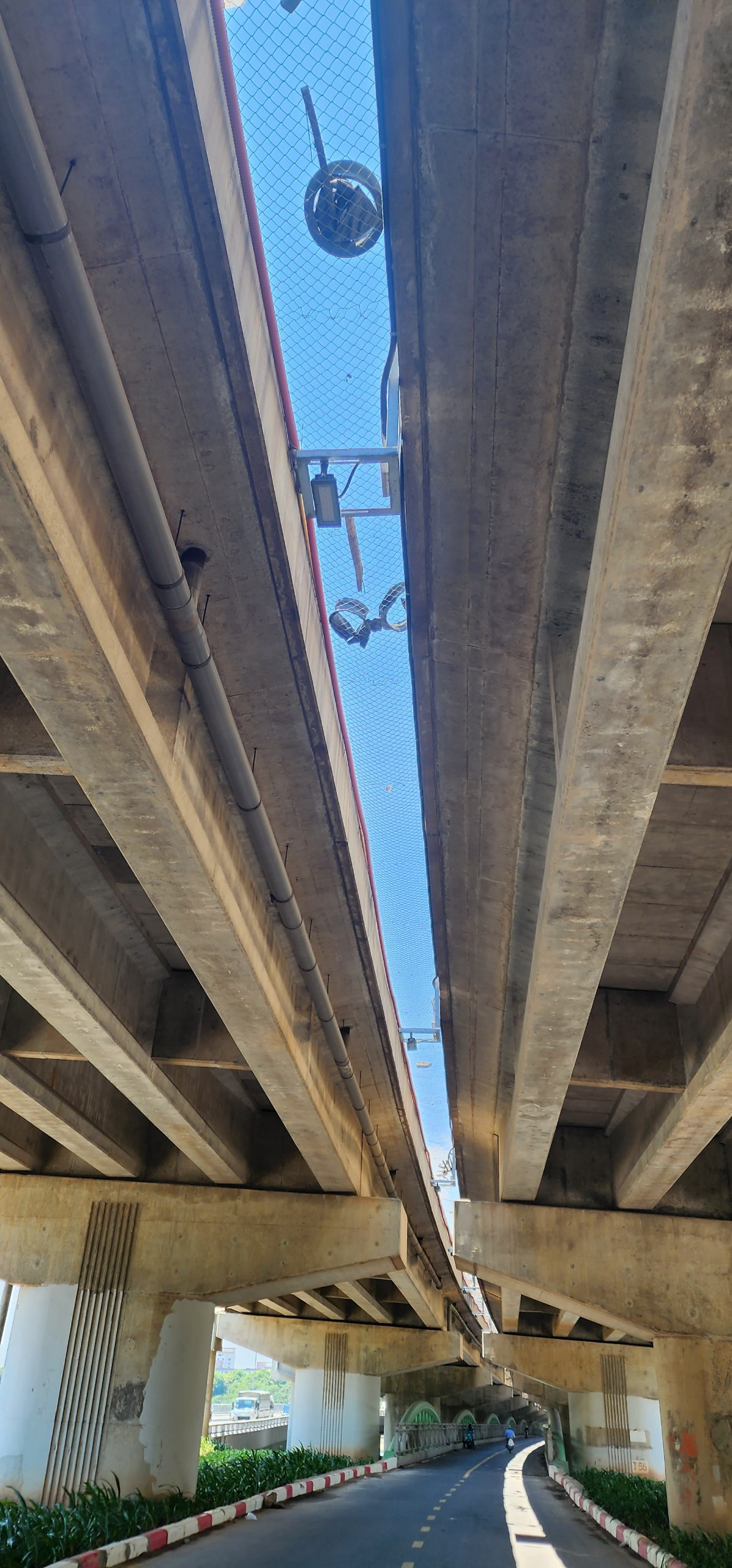 Thêm vào đó là tình trạng rác thải bủa vây khiến người dân ngao ngán về công tác quản lý, vận hành dự án.