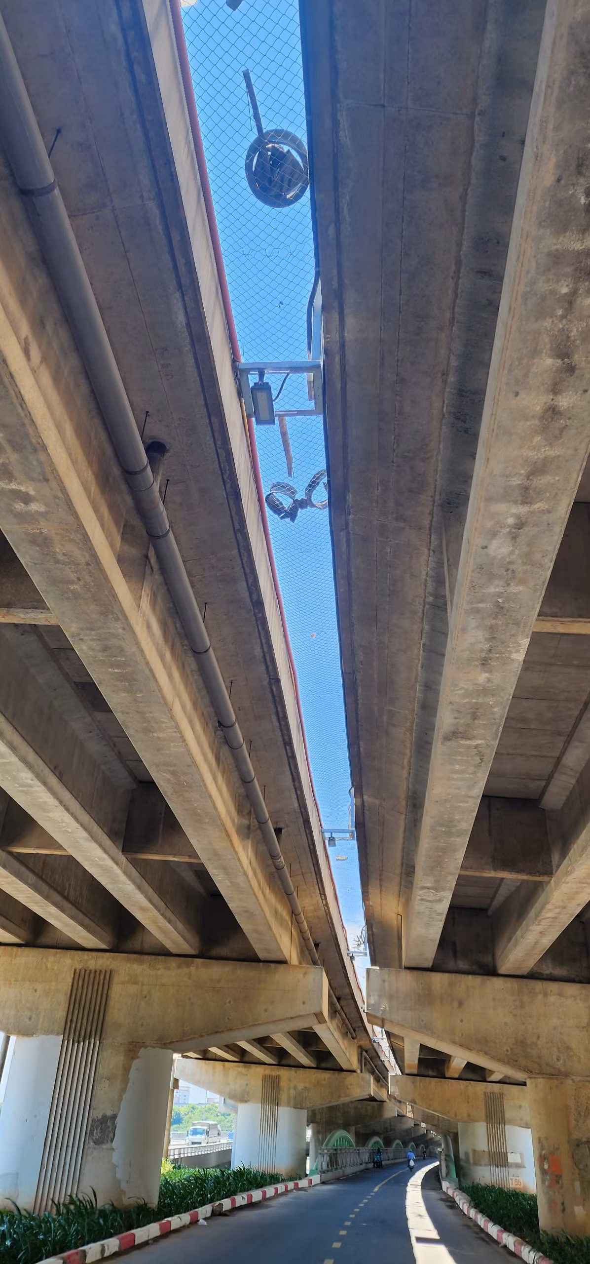 Thêm vào đó là tình trạng rác thải bủa vây khiến người dân ngao ngán về công tác quản lý, vận hành dự án.