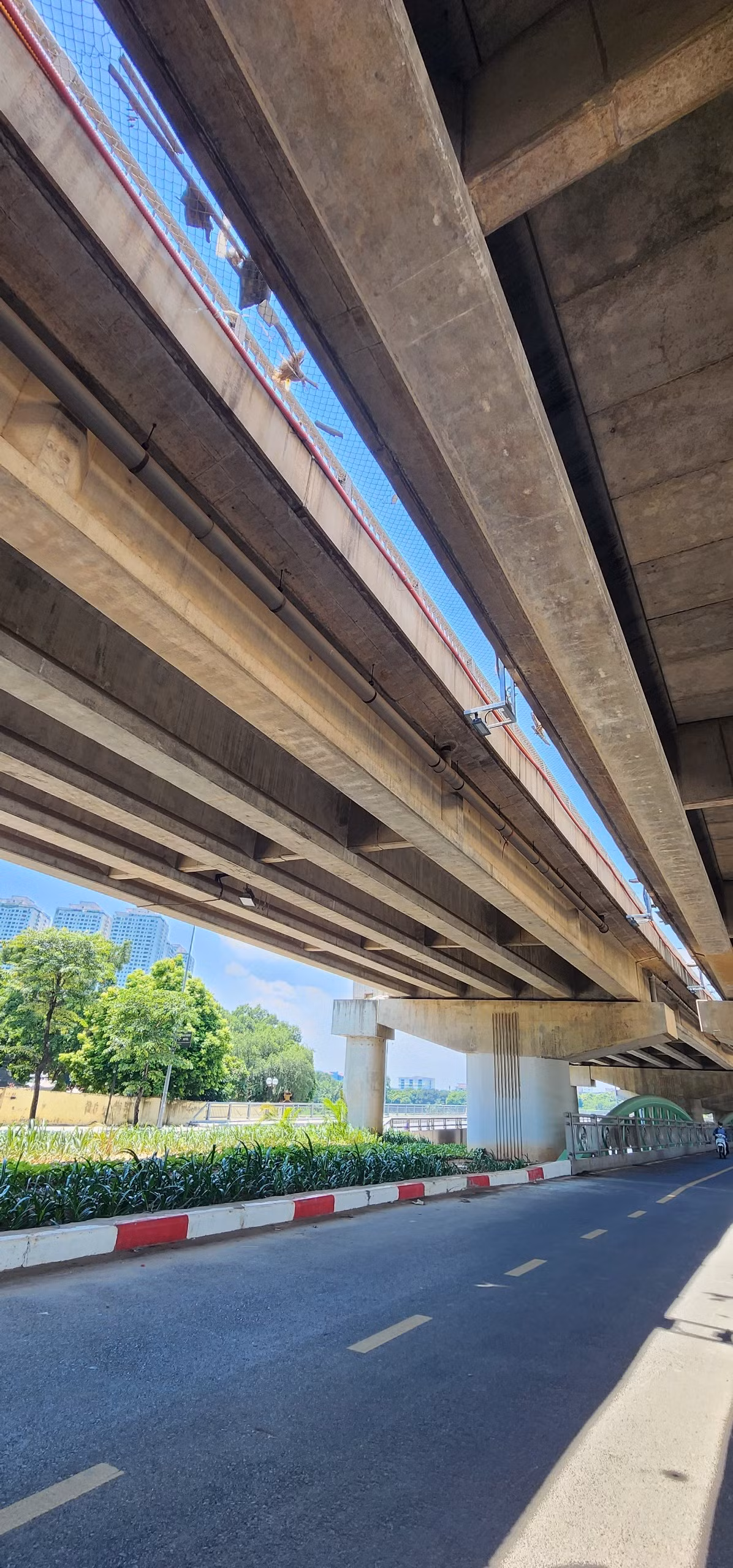 Cầu vòm sắt được kỳ vọng sẽ giảm tải lưu lượng giao thông cho nút giao Thanh Xuân và nút giao Pháp Vân, giải quyết tình trạng ùn tắc giao thông tại nút giao Nguyễn Hữu Thọ - Giải Phóng, khu vực bán đảo Linh Đàm.