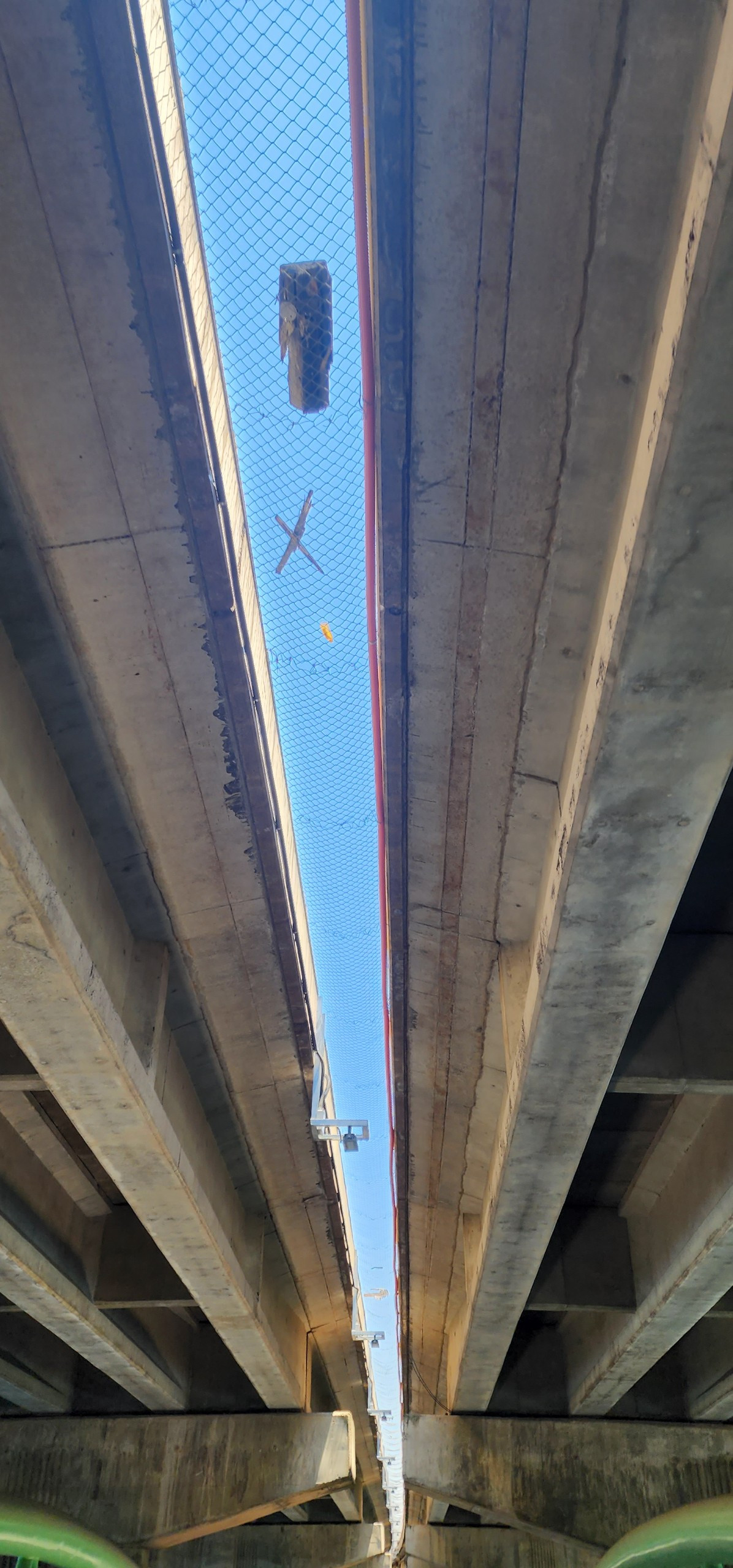 Những rác thải có cân nặng vẫn treo lơ lửng trên đầu người tham gia giao thông tại cầu vòm vượt hồ Linh Đàm.