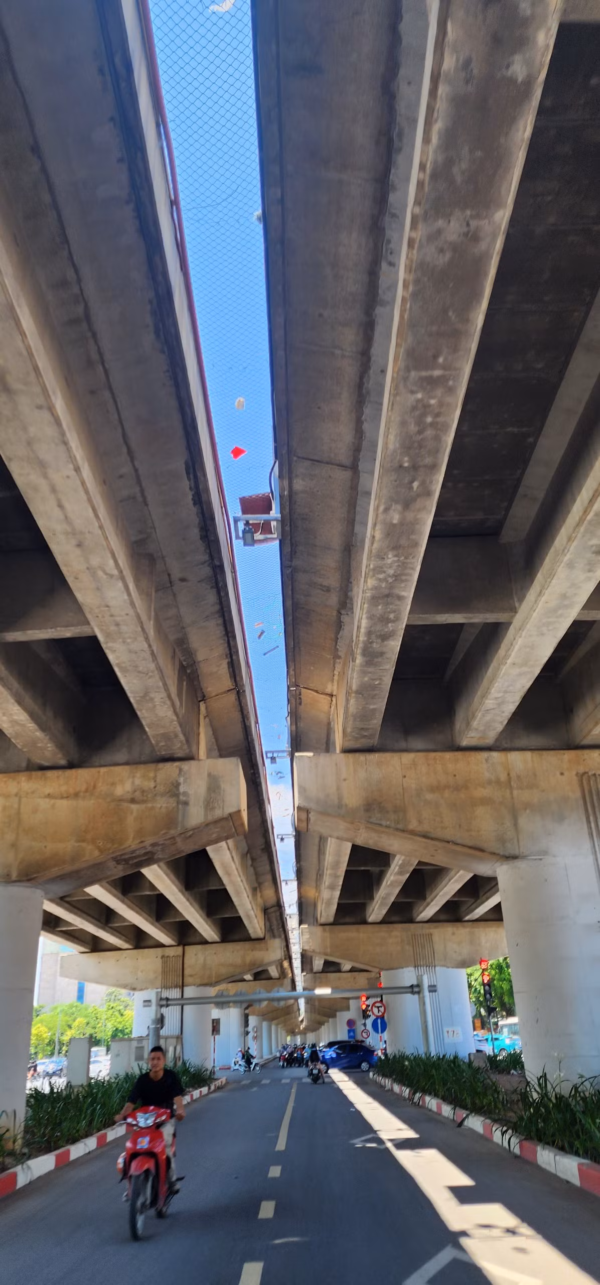 Cầu vòm sắt đi dưới gầm đường Vành đai 3 trên cao có mặt cắt ngang rộng 7,5m, bề rộng phần xe chạy 6m. Kết cấu nhịp dầm vòm dạng ống thép, tổng chiều dài cầu 297,2m.