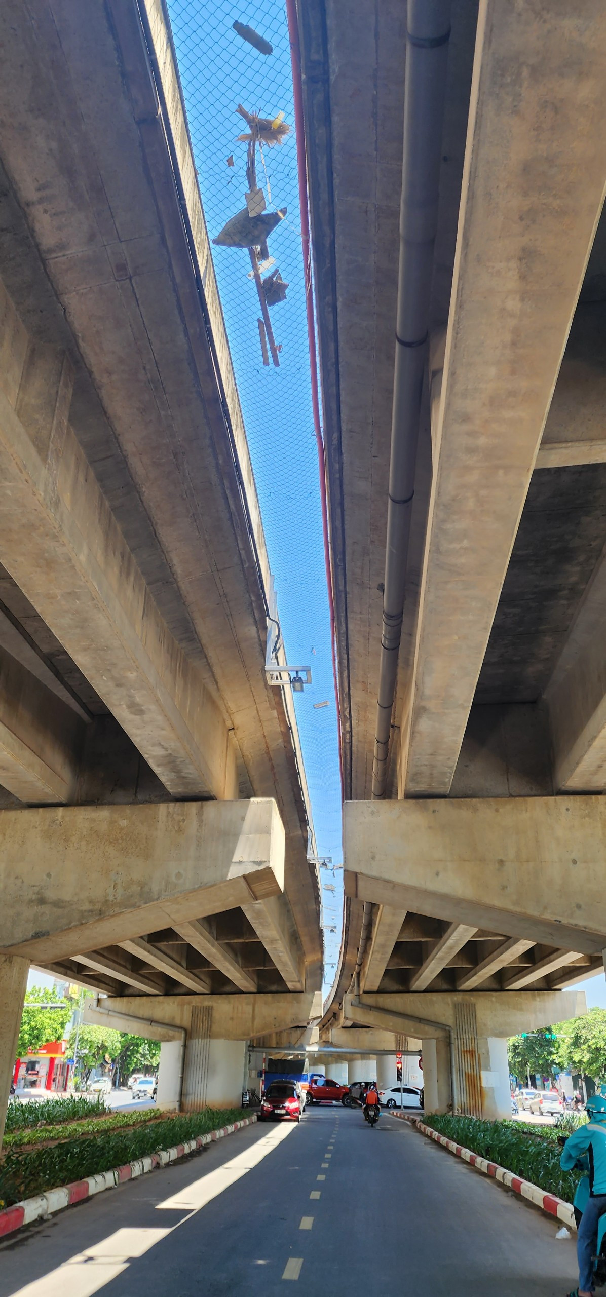 Mặc dù chủ đầu tư dự án đã lắp đặt lưới an toàn tại khe đường vành đai 3 để tránh tình trạng "vật thể lạ" rơi xuống cầu vòm, gây nguy hiểm cho người tham gia giao thông nhưng việc không thường xuyên dọn dẹp rác tại đây khiến dư luận bức xúc và nhận thấy mất mỹ quan.