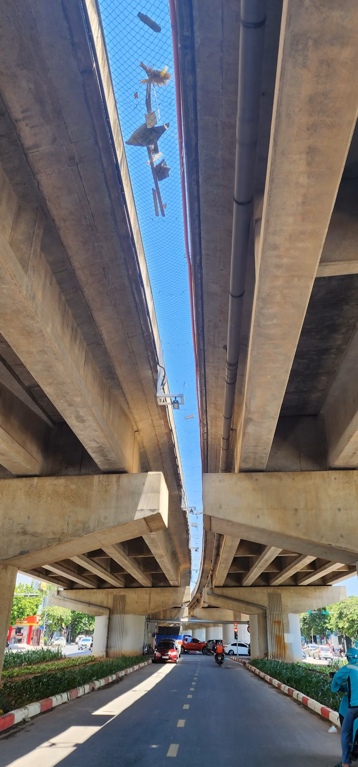 Mặc dù chủ đầu tư dự án đã lắp đặt lưới an toàn tại khe đường vành đai 3 để tránh tình trạng "vật thể lạ" rơi xuống cầu vòm, gây nguy hiểm cho người tham gia giao thông nhưng việc không thường xuyên dọn dẹp rác tại đây khiến dư luận bức xúc và nhận thấy mất mỹ quan.