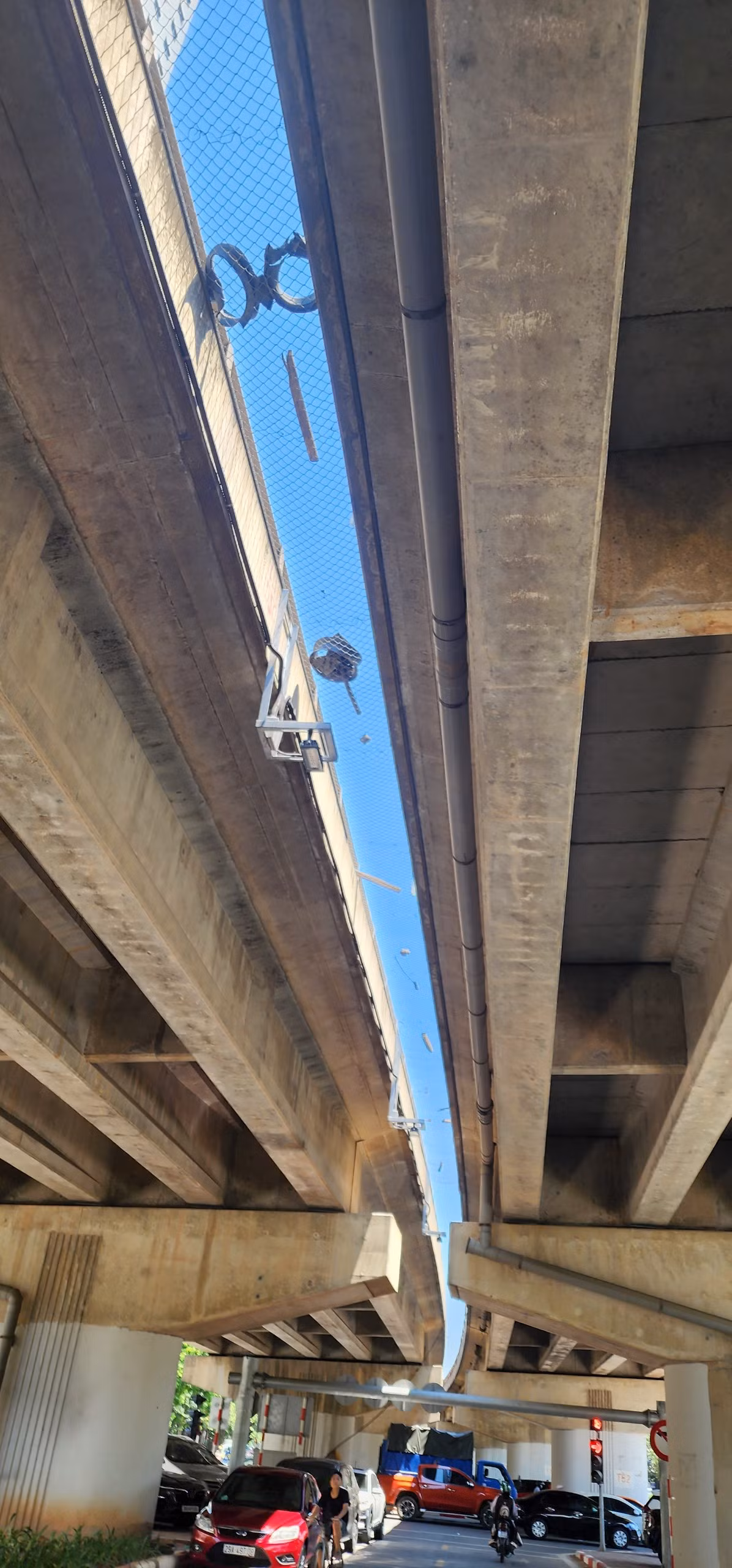 Cầu vòm sắt vượt hồ Linh Đàm nằm trong lòng gầm cầu cạn Vành đai 3 đang rơi vào tình trạng mất vệ sinh môi trường, mỹ quan đô thị khi rác thải và vật cứng bủa vây.