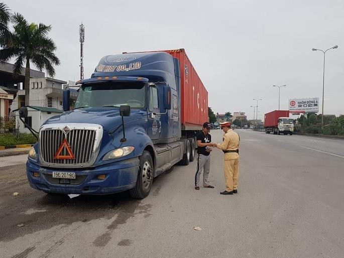 Hôm nay bắt đầu tổng kiểm soát xe khách và container trên toàn quốc. Hom nay bat dau tong kiem soat xe khach va container tren toan quoc.