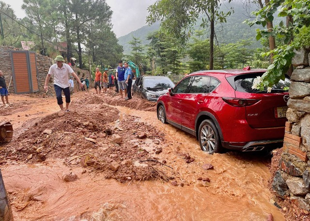 Nguyên nhân khiến loạt ô tô bị chôn bánh ở Sóc Sơn Nguyen nhan khien loat o to bi chon banh o Soc Son