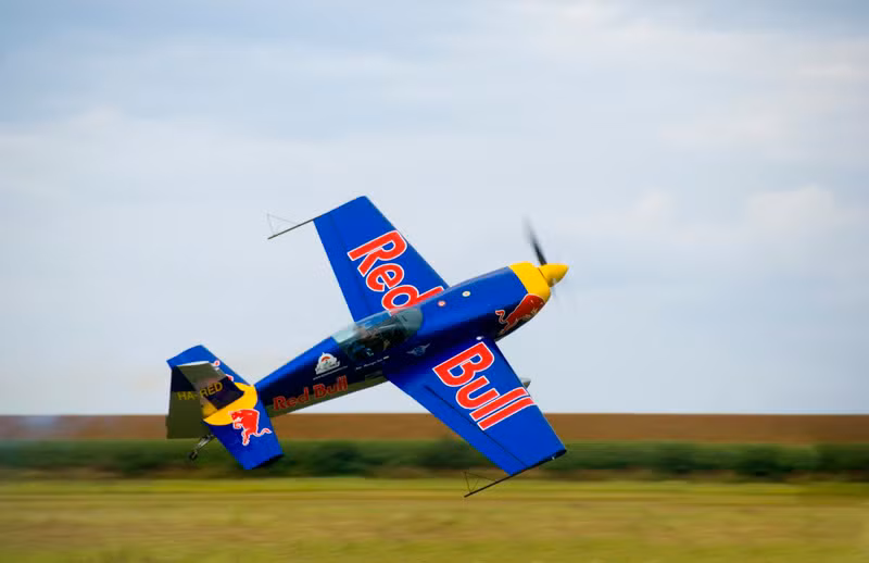 Nếu như mơ thấy chiếc máy bay đang nhào lộn, rất có thể bạn sẽ gặp phải vài trở ngại trong cuộc sống. Tuy nhiên, đó chỉ là những trở ngại nhỏ, bạn dễ dàng vượt qua.