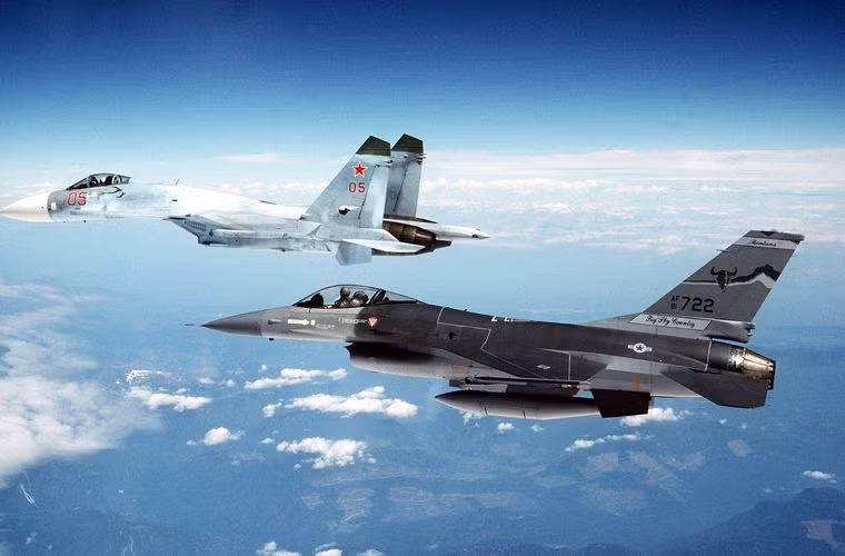 Điều này cũng từng xảy ra với máy bay Su-27, rõ ràng là các mẫu thử nghiệm nội địa đến muộn hơn so với máy bay F-16 của Mỹ. Su-27 đã tính toán đến các lỗi của hệ thống điện tử analogue để từ đó xây dựng một hệ thống điện tử mới hiện đại hơn nhiều.