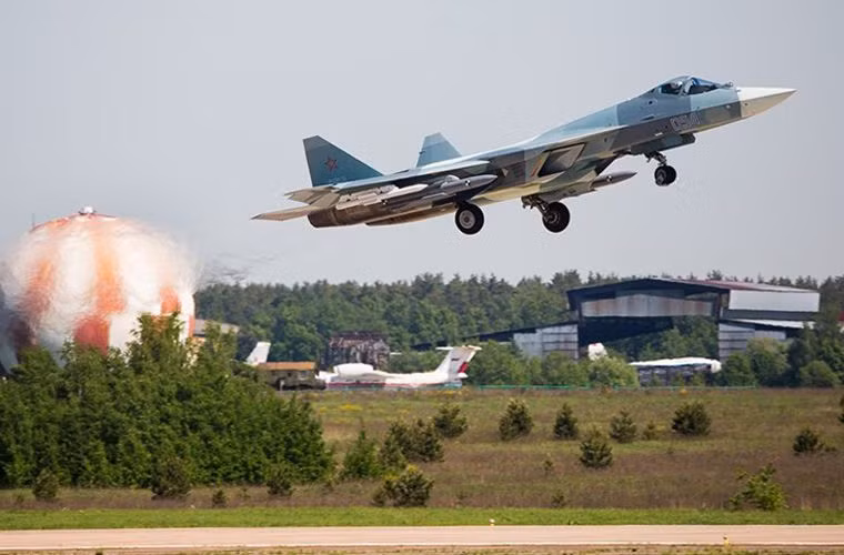 Su T-50 chính là đối thủ cạnh tranh trực tiếp với máy bay thế hệ thứ năm F-22 của Mỹ, tuy nhiên Mỹ đã đưa F-22 vào trực chiến được hơn 10 năm.