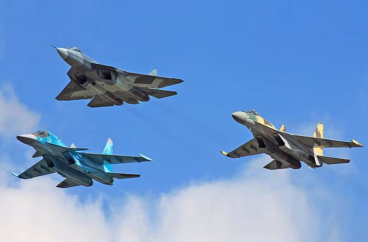 “Các máy bay Su T-50 lô đầu tiên đươc đưa vào trang bị sẽ có hầu hết các chỉ số cần thiết về tính năng của loại máy bay chiến đấu thế hệ thứ 5”, Dmitry Safonov - phóng viên quân sự của Izvestia cho biết.