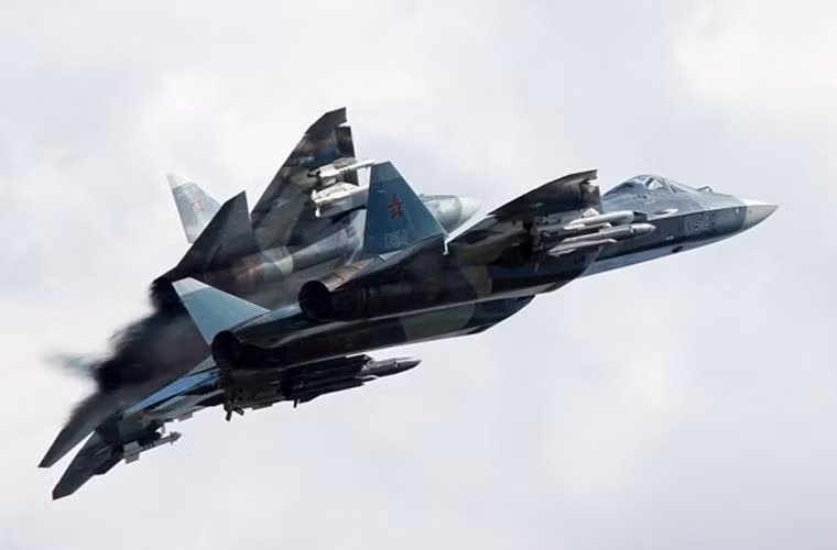 Dự kiến cuối năm nay Không quân Nga sẽ nhận được lô 12 chiếc siêu tiêm kích Su T-50 trong khuôn khổ chương trình tái vũ trang của tổng thống Putin. Các hợp đồng mới về việc cung cấp các máy bay thuộc chương trình FGFA sẽ được Bộ trưởng Quốc phòng Nga thảo luận vào cuối năm nay. Để từ đó xác định số lượng máy bay mới Su T-50 sẽ được mua để đưa vào trang bị trong không quân Nga.