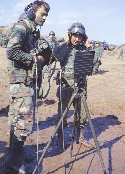 Một binh sĩ Mỹ đang hướng dẫn binh sĩ JSDF cách sử dụng khí tài radar mặt đất.
