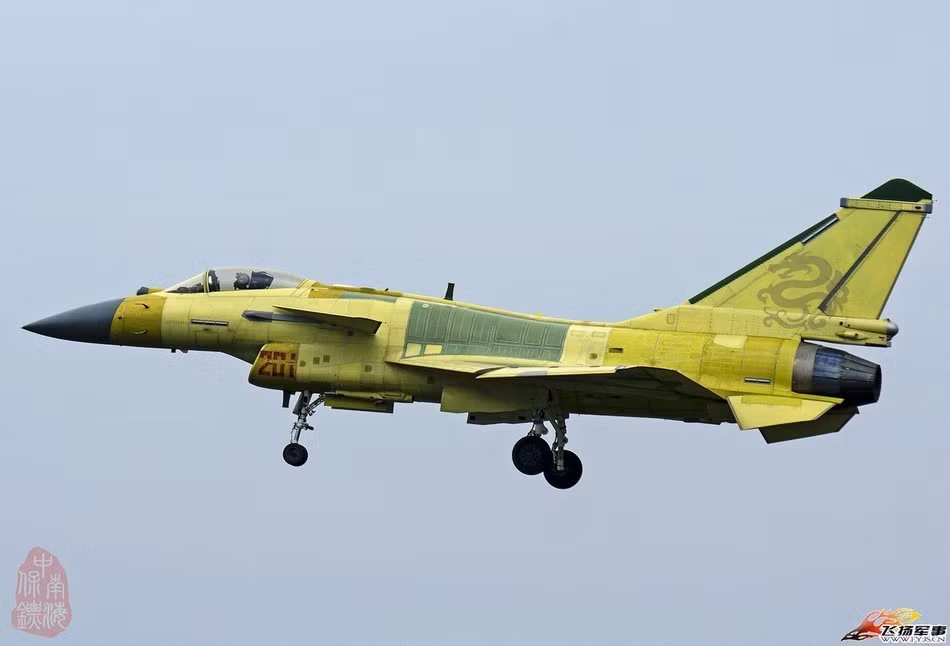 Các nguồn tin không chính thức ít ỏi cho biết, phiên bản tiêm kích đa năng J-10C so với J-10B và J-10A khác biệt ở chỗ, nó được trang bị động cơ phản lực nội địa FWS-10B mạnh hơn Thái Hành FWS-10. Đặc biệt, động cơ mới tích hợp hệ thống kiểm soát điện tử kỹ thuật số toàn phần.