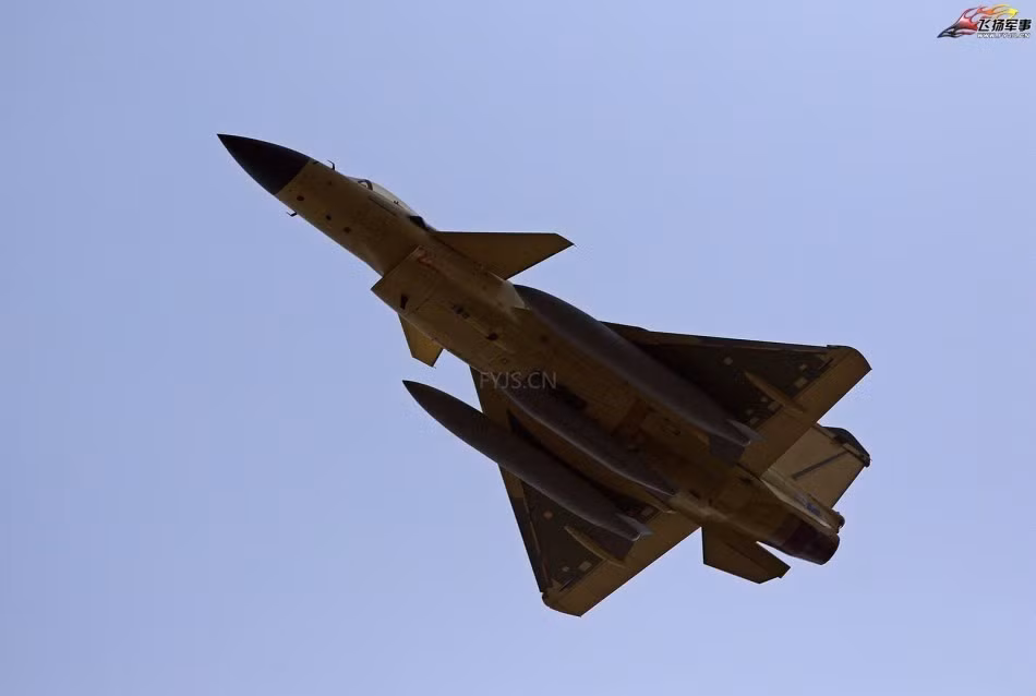 J-10C được thiết kế cửa hút không khí khuếch tán siêu âm DSI được đánh giá là ưu việt hơn hẳn J-10A, trang bị radar mạng pha chủ động đa năng cùng cảm biến IRST và hệ thống tác chiến điện tử tối tân.