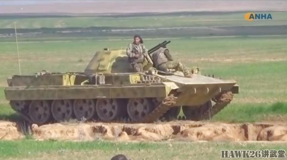 Một chiếc tăng T-55 khác đã mất tháp pháo được thay tháp pháo mới với súng máy 2 nòng 14,5mm.