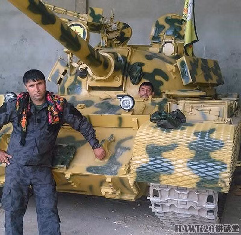 Giáp tăng T-55 vốn không là đối thủ của súng chống tăng và tên lửa TOW của phiến quân IS nên người Kurd đã “độ” thêm hai thùng đạn gắn chặt vào tháp pháo để “tăng giáp”.