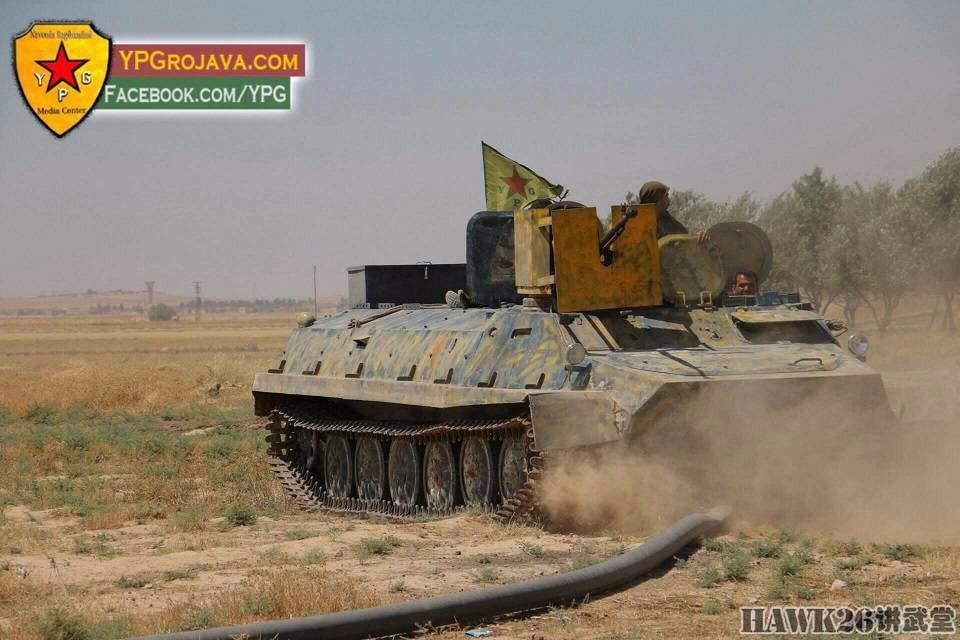 Xe bọc thép MT-LB “gốc” chỉ được trang bị tháp pháo nhỏ với súng máy 7,62mm PKT. Nhưng người Kurd chắc mong có được loại hỏa lực mạnh hơn, vậy là họ tháo tháp pháo nhỏ lắp thêm mấy tấm thép tạo thành tháp pháo với đại liên 12,7mm DShK.