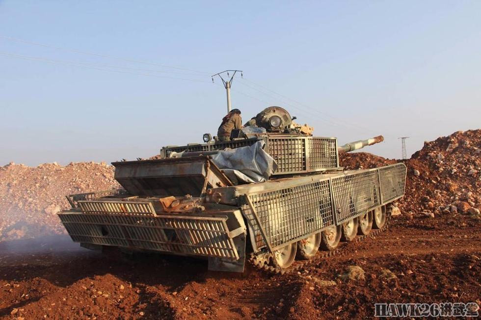 Xe tăng T-72 cũng được “độ” giáp lồng để đối phó với RPG và TOW.