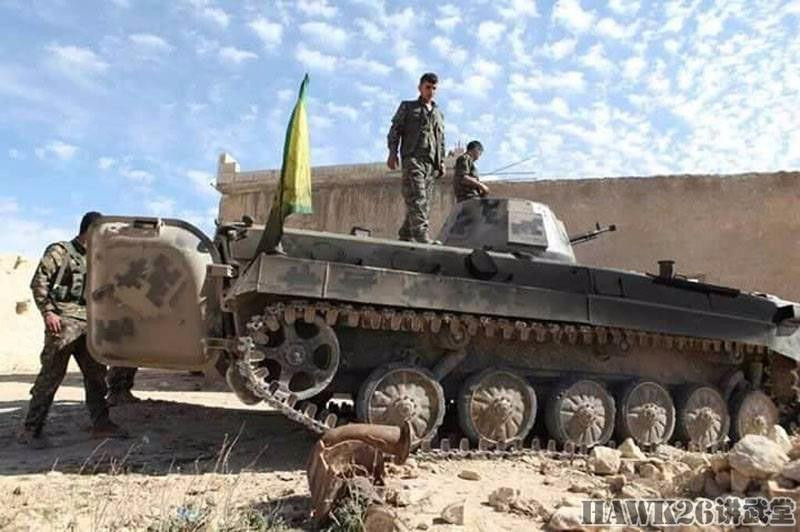 Thân xe chiến đấu bộ binh BMP-1 bị mất tháp pháo được người Kurd lắp tháp súng máy 12,7mm tự chế.