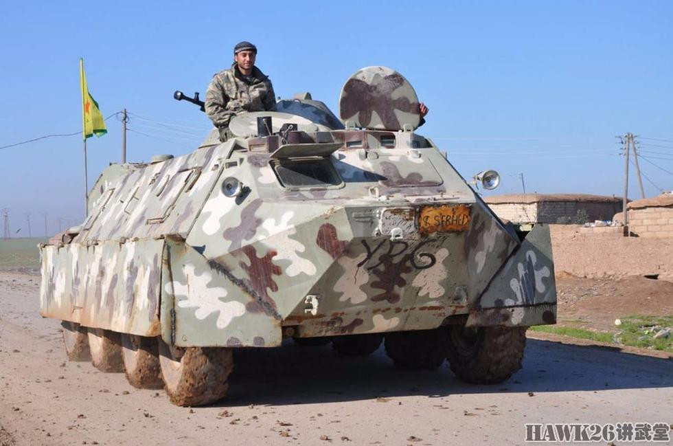 Nhằm phục vụ cho cuộc chiến chống phiến quân IS, quân đội người Kurd đã tự “nâng cấp” hàng loạt vũ khí có nguồn gốc từ Nga-Liên Xô. Tuy nhiên, do trình độ kỹ thuật “chắp vá, thô sơ”, nên họ đã vô tình tạo ra những vũ khí khiến người ta “phì cười”. Trong ảnh, xe bọc thép BTR-60PB được lắp thêm giáp che hầu hết bánh.