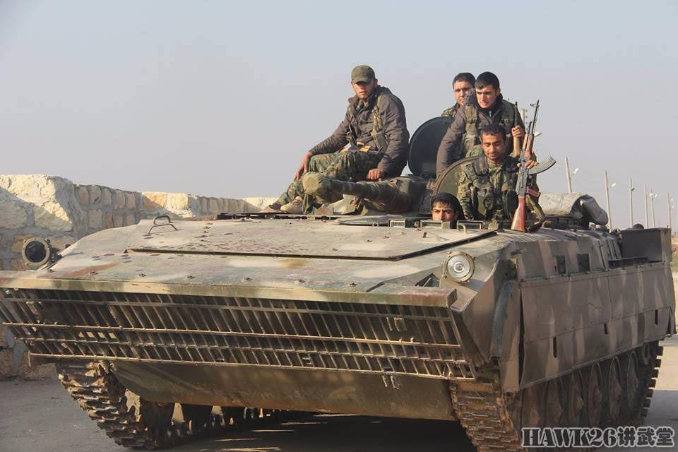 Xe chiến đấu bộ binh BMP-1 được lắp giáp lồng phía trước thân và lắp thêm các tấm giáp dọc hông.