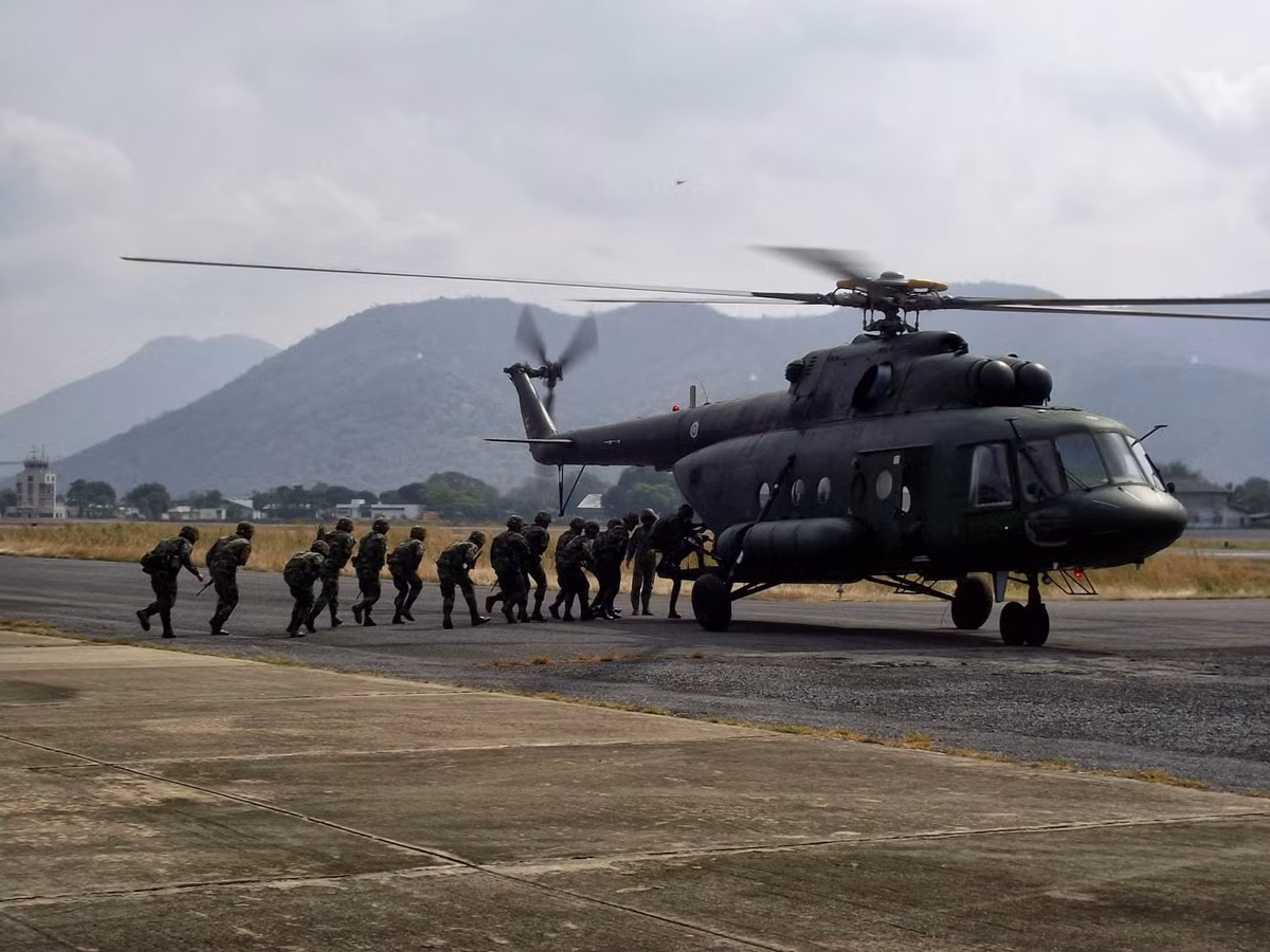 RTA cũng là lực lượng chiến đấu đường không duy nhất của Thái Lan được trang bị vũ khí Nga - đó chính là 5 chiếc trực thăng vận tải đa năng Mi-17V5.