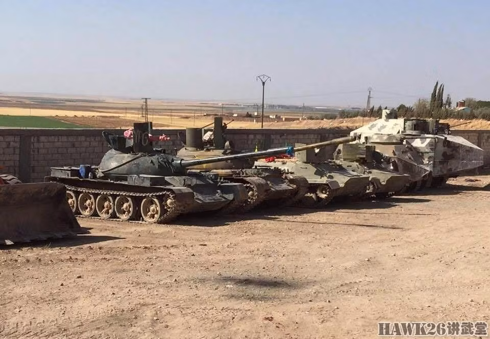 Xạ thủ đại liên 12,7mm trên tăng T-55 thường dễ bị tổn thương khi leo ra ngoài bắn súng. Thế là người Kurd quyết định lắp thêm “ống cống thép” để bảo vệ cho xạ thủ.