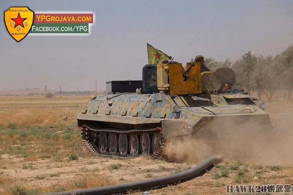 Xe bọc thép MT-LB “gốc” chỉ được trang bị tháp pháo nhỏ với súng máy 7,62mm PKT. Nhưng người Kurd chắc mong có được loại hỏa lực mạnh hơn, vậy là họ tháo tháp pháo nhỏ lắp thêm mấy tấm thép tạo thành tháp pháo với đại liên 12,7mm DShK.