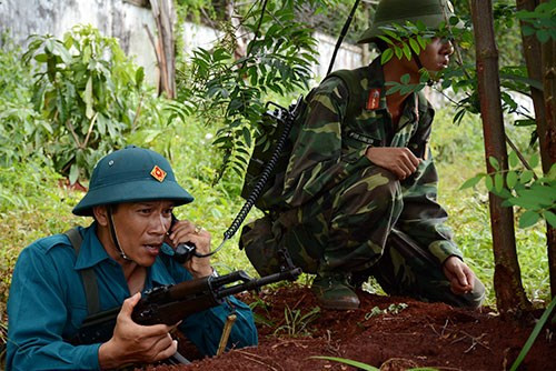 Sau hiệu lệnh, lực lượng thực binh bắt đầu áp sát mục tiêu.