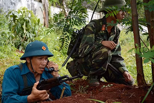 Sau hiệu lệnh, lực lượng thực binh bắt đầu áp sát mục tiêu.