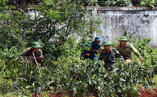 Lực lượng tự vệ Binh đoàn 15 chiếm lĩnh trận địa.