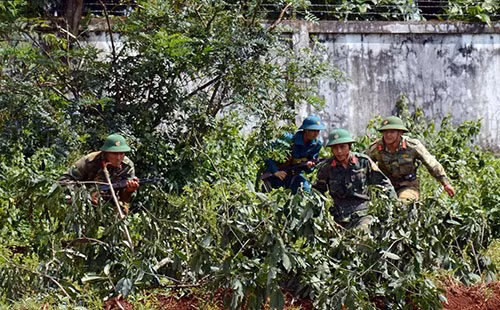 Lực lượng tự vệ Binh đoàn 15 chiếm lĩnh trận địa.