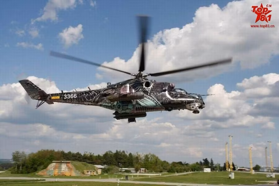 Trực thăng tấn công Mi-24D “cùng dàn quái vật” cất cánh.