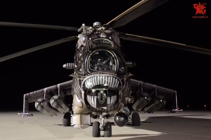 Đây là một chiếc trực thăng tấn công Mi-24D của Không quân Cộng hòa Czech. Nó được các thợ kỹ thuật Czech “sáng tác” với vô vàn “quái vật” trên thân. Trong ảnh có thể thấy cái “mồm quái vật” nằm ở ngay mũi máy bay, nơi lắp khẩu súng 4 nòng 12,7mm Yak-B.