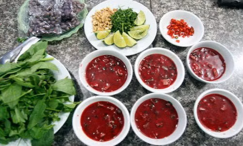 Nguy kịch tính mạng vì ham bát tiết canh lợn Nguy kich tinh mang vi ham bat tiet canh lon